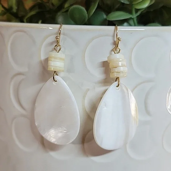 TROPICAL SHELL DROP EARRINGS - Picture 5 of 7